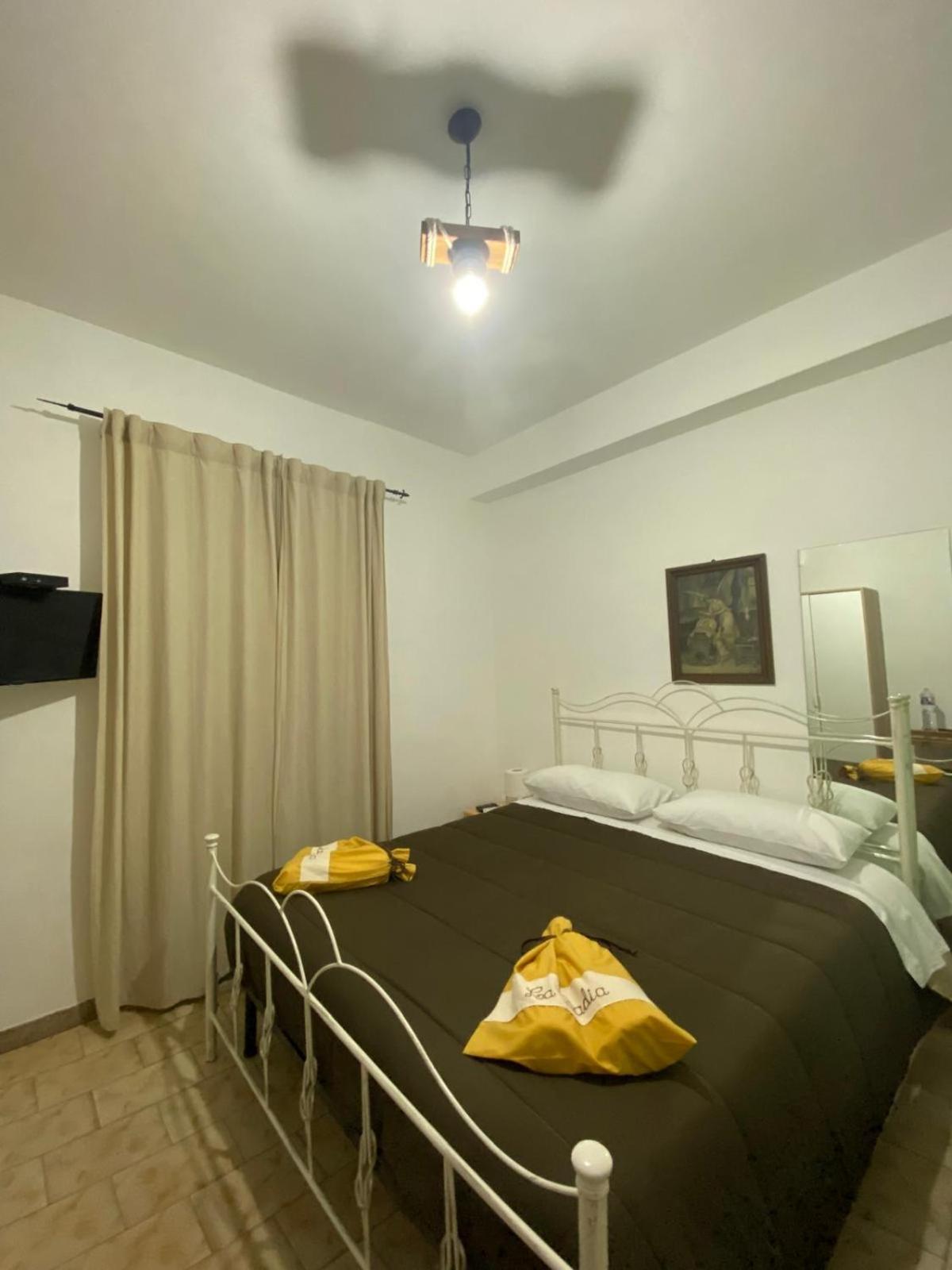 La Badia Hotel Messina Room photo